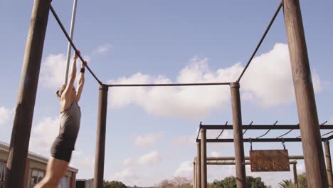 mujer joven entrenando en un campamento de gimnasia al aire libre