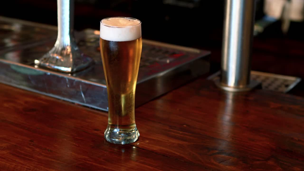 바맨 이 맥주  ⁇ 프 에서 맥주 를 채우고 있다