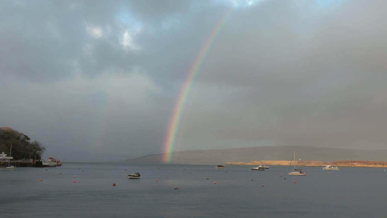 disparo inclinado revelando un doble arco iris sobre la bahía de tobermory con barcos