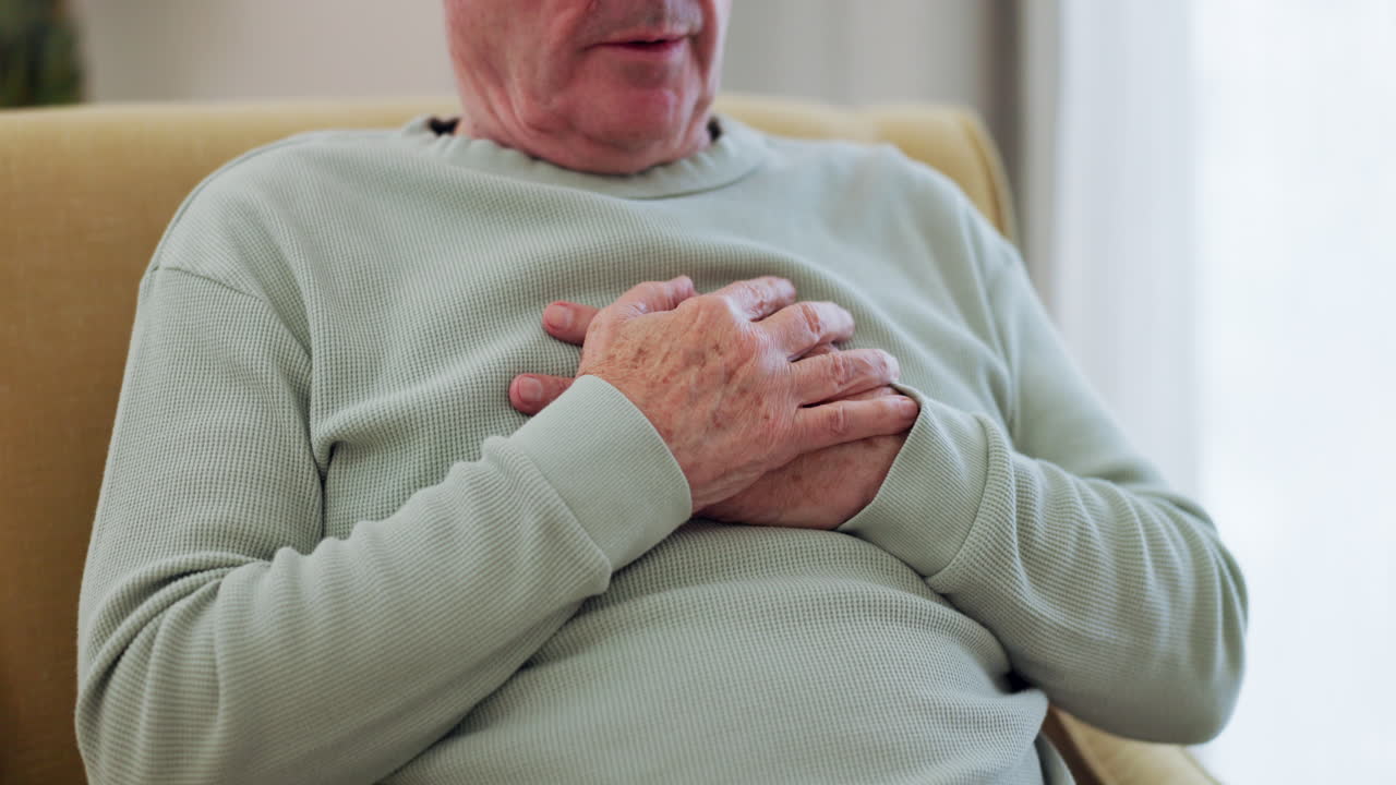 dolor en el pecho, manos y ataque al corazón del hombre