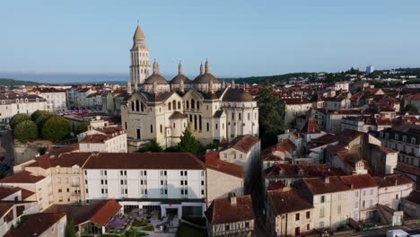 Vista-Aérea-De-Périgueux-Y-La-Catedral-De-Saint-Front-Al-Amanecer-A-Orillas-Del-Río-Isle,-Edificio-Románico-En-Verano,-Dordoña