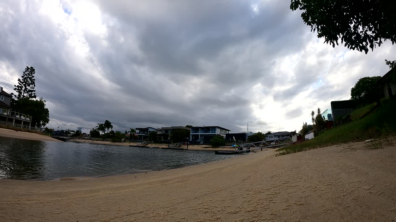 조용한 해안가 장면 위의 구름이 가득한 하늘