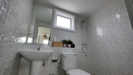 Elegante-Decoración-De-Baño-Con-Azulejos-Grises