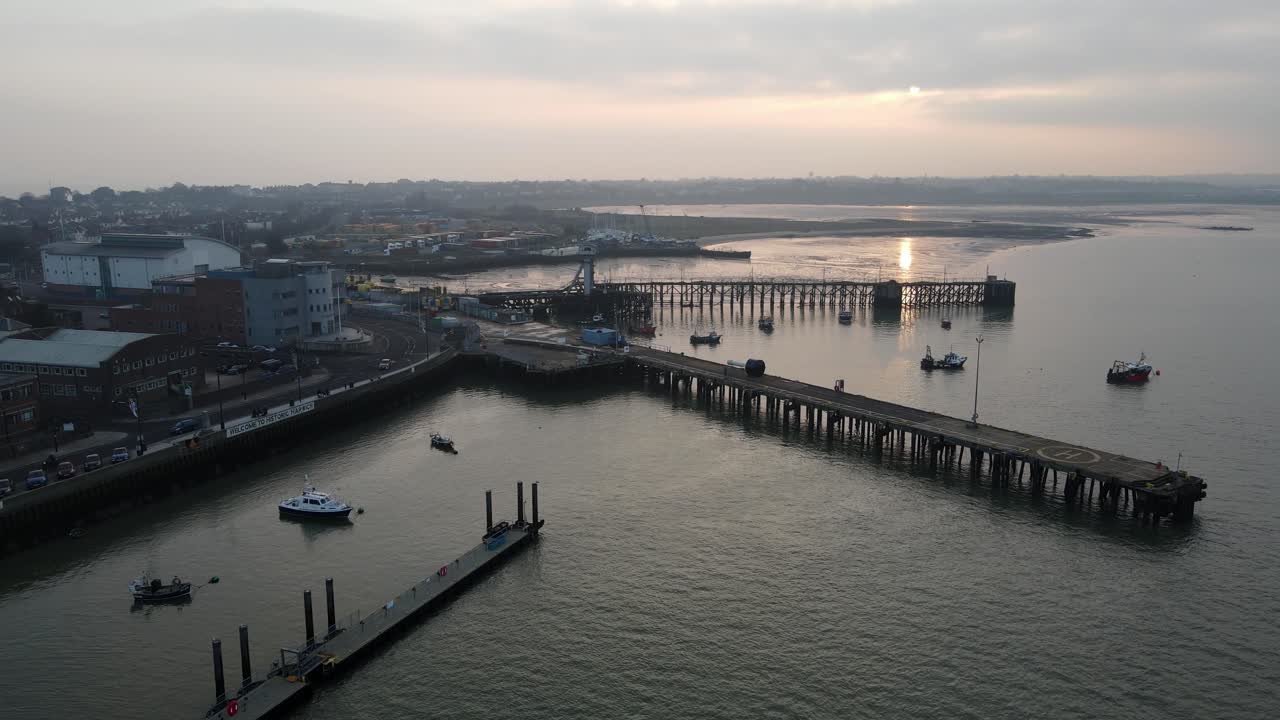 embarcadero de harwich al atardecer en imágenes aéreas de invierno