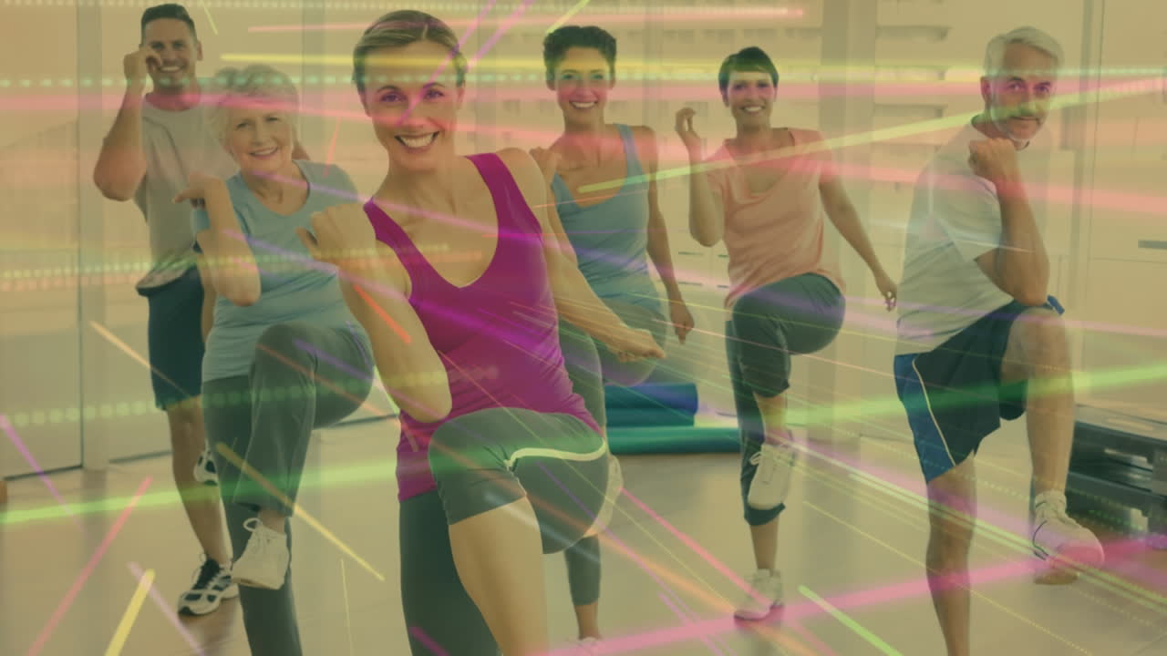 grupo de personas disfrutando de una clase de entrenamiento