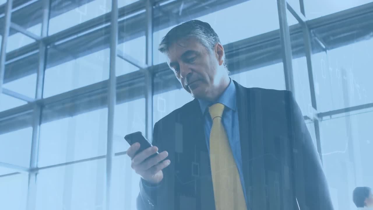 animación del procesamiento de estadísticas sobre un empresario que usa un teléfono inteligente