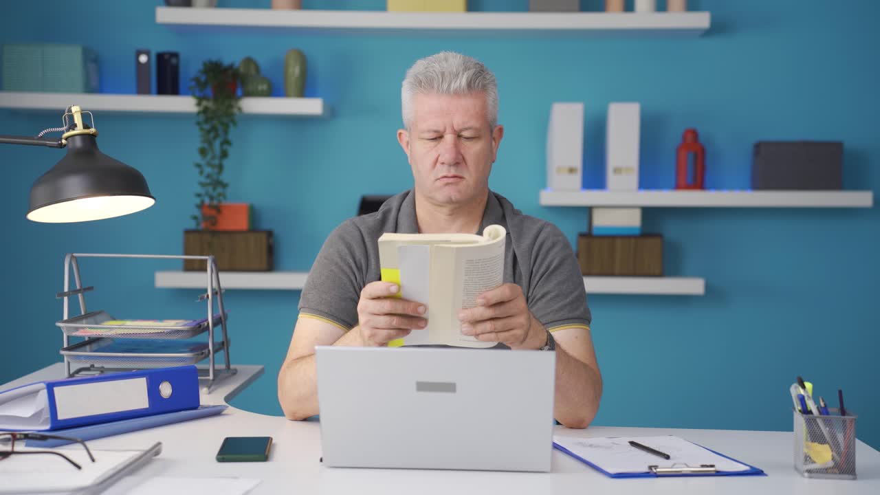 Uomo in smart working che legge un libro