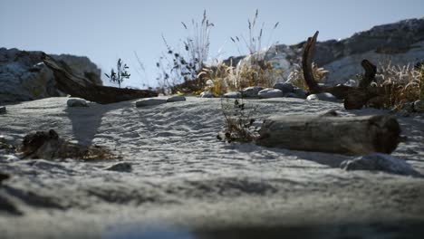 Playa-De-Arena-Blanca-Cerca-De-Acantilados-Rocosos-En-El-Océano