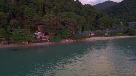 Increíble-Vista-Aérea-Superior-Vuelo-Puesta-De-Sol-Nubes-Sol-Océano-Playa,-Isla-Chang-Tailandia-2022