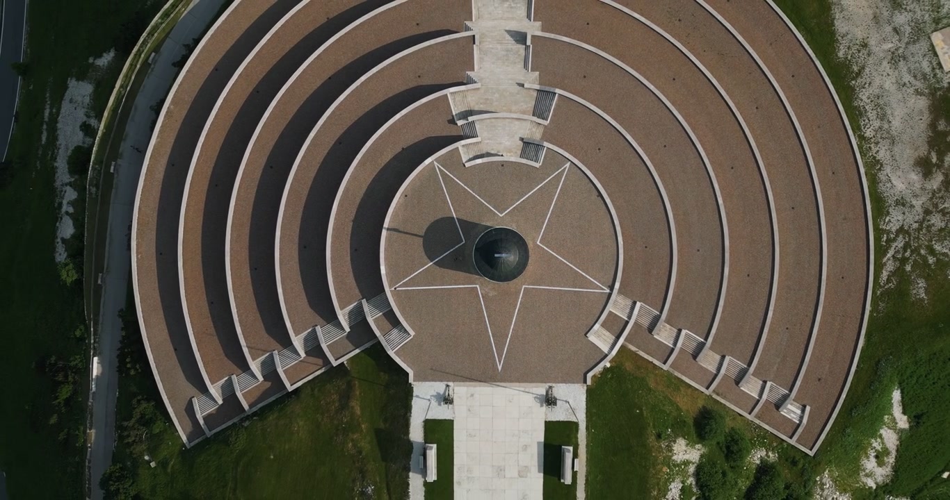Diseño geométrico de escalones concéntricos y estrella del Monumento Conmemorativo Militar de Monte Grappa en Véneto, Italia. Toma aérea cenital