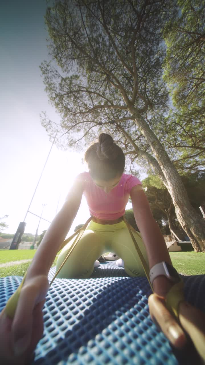 mujer haciendo ejercicio al aire libre con banda de resistencia