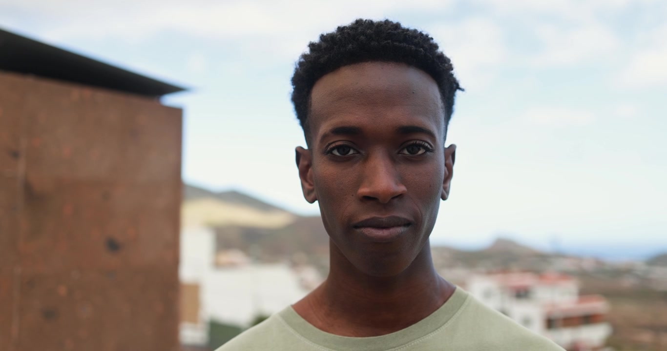 Ritratto ravvicinato di un giovane uomo afroamericano all'aperto