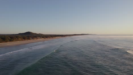 Üppiges-Grün-Und-Weicher-Weißer-Sand-Am-Coolum-Beach,-Queensland,-Australien,-Luftaufnahme