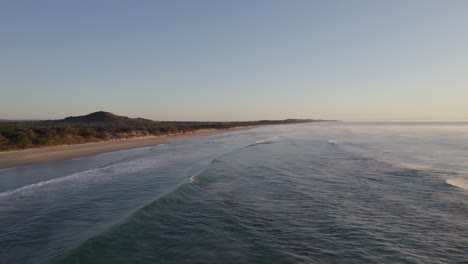 Exuberante-Vegetación-Y-Arena-Blanca-Y-Suave-En-Coolum-Beach,-Queensland,-Australia-Toma-Aérea