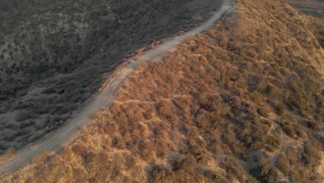 Vista-Aérea-De-Senderos-Para-Bicicletas-En-La-Cima-De-Una-Montaña-Al-Atardecer