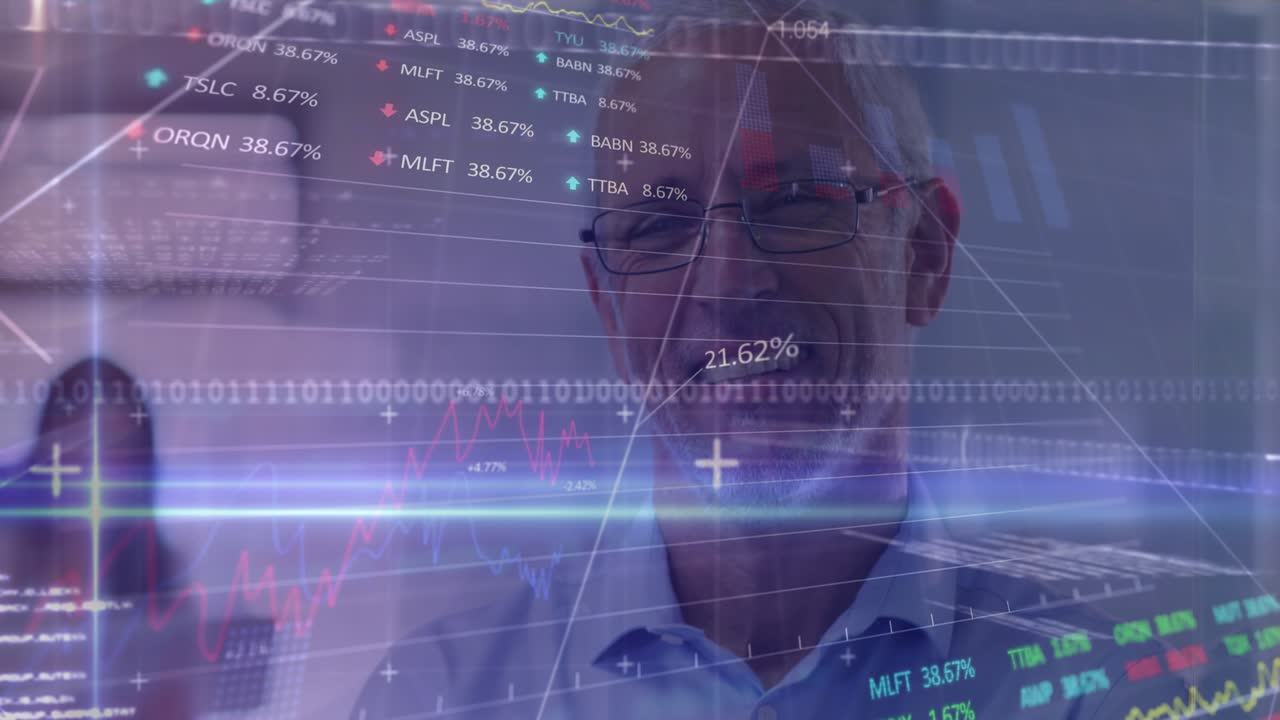 Blå lysspor og aksjemarkedsdatabehandling mot en smilende eldre kaukasisk mann på kontoret