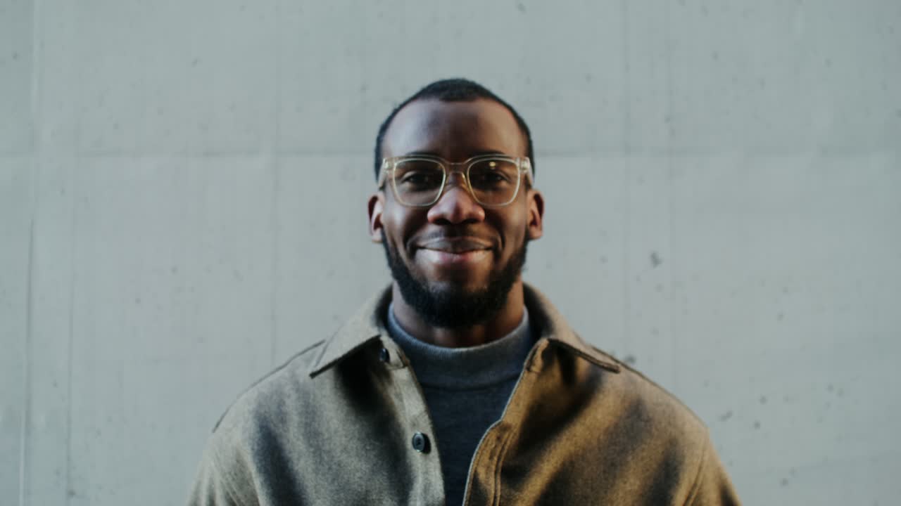 hombre sonriente con gafas