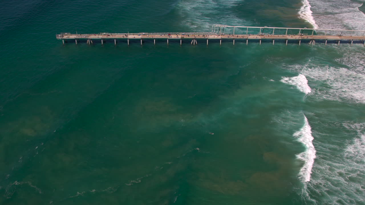vista aérea de cima para baixo mostrando a corrente oceânica em águas claras sobre o popular mirante do mar, a costa dourada do espeto qld austrália