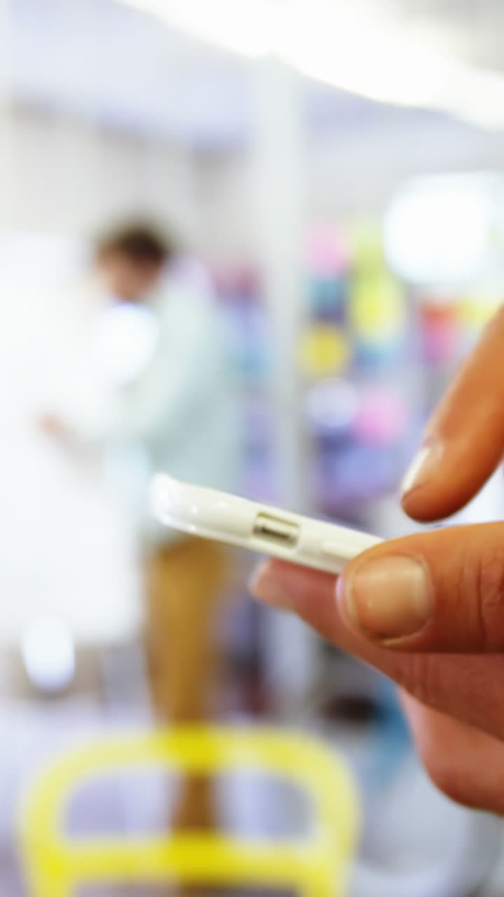 sección media de ejecutivo de negocios masculino mensajes de texto en el teléfono móvil