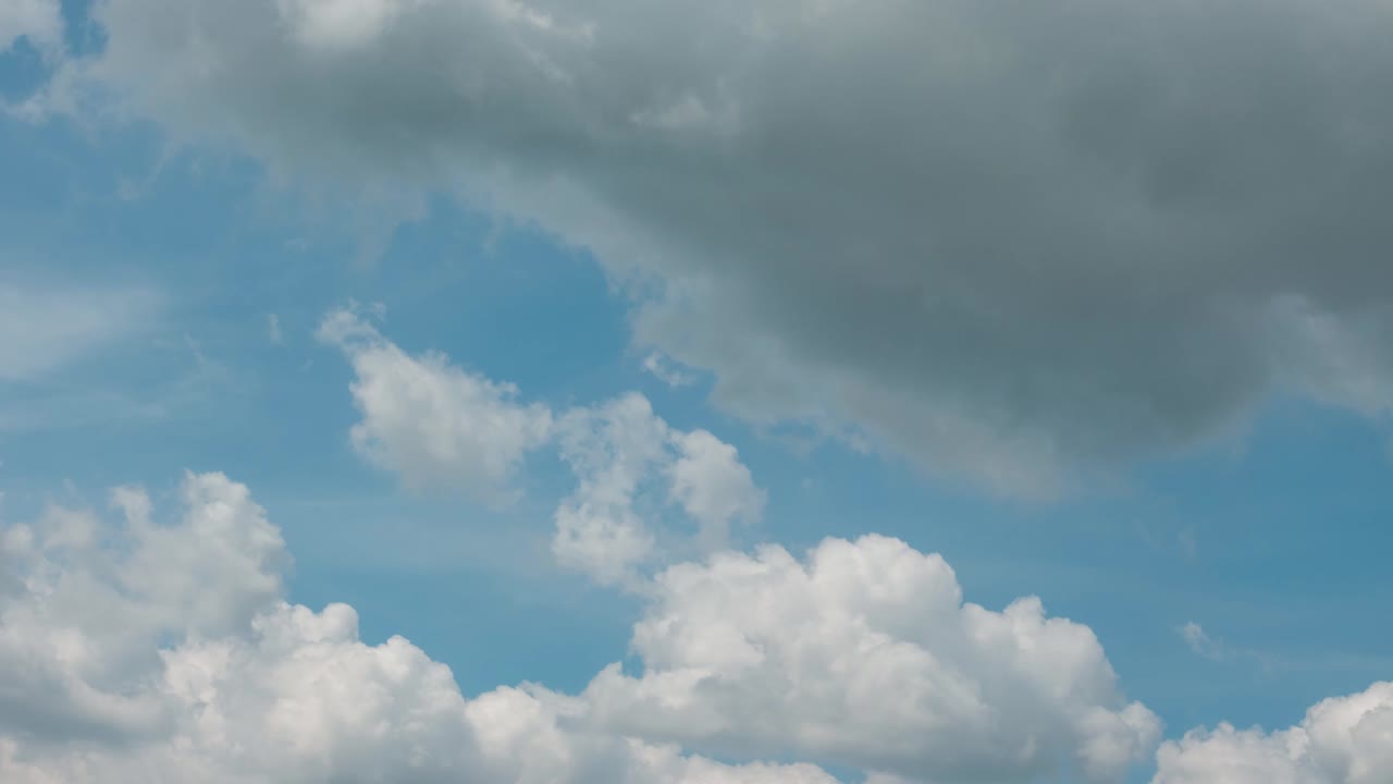 아름다운 파란 하늘과  구름과 빛, 파란 하양 자연 배경 개념의 시간 간격