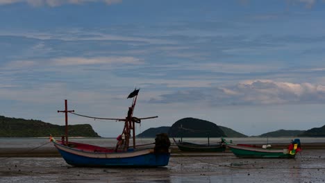 Los-Barcos-De-Pesca-Que-Amarran-En-La-Marea-Baja-Generalmente-Se-Ven-Como-Parte-De-Un-Romántico-Paisaje-Marino-Provincial-Del-Parque-Nacional-Khao-Sam-Roi-Yot,-Prachuap-Khiri-Khan,-En-Tailandia