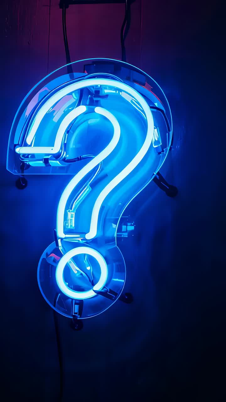 Video verticale: insegna al neon blu pulsante con punto interrogativo che sfarfalla a causa di un impulso di corrente in un bar poco illuminato, acrilico, cavo visibile.