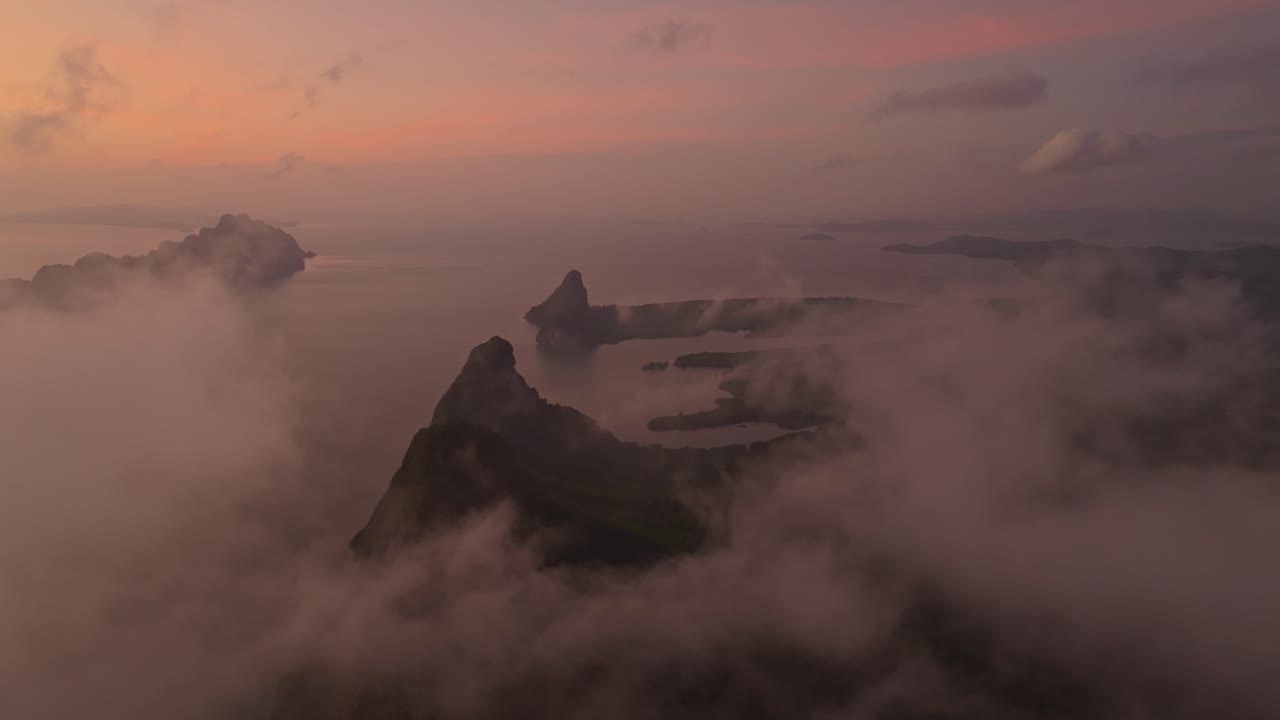 Nubes suaves flotan sobre la Bahía de Phang Nga salpicada de islas al amanecer, Tailandia