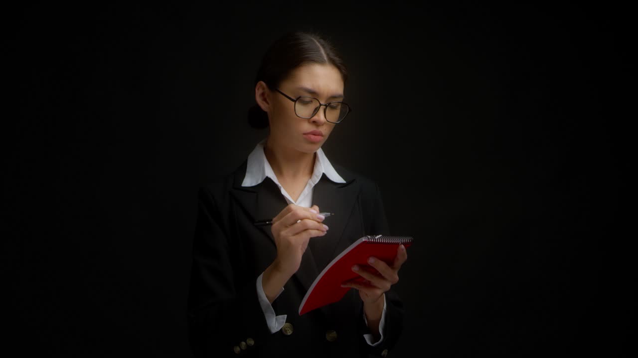 a la señora de negocios no le gusta lo que está escrito en el cuaderno, arranca una hoja