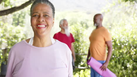 Porträt-Einer-Glücklichen-älteren-Afroamerikanischen-Frau-Mit-Yoga-Freunden-In-Sonniger-Natur,-Zeitlupe