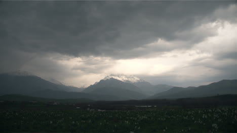 Schwere-Wolken-Auf-Einem-Berg-Vor-Regen-Im-Frühjahr