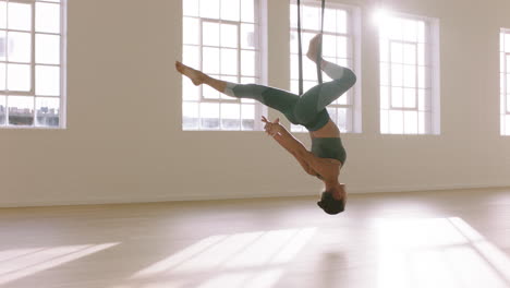 Aerial-Yoga-Frau-übt-Gefesselte-Einbeinige-Königstaubenhaltung,-Die-Kopfüber-In-Der-Hängematte-Hängt-Und-Einen-Gesunden-Fitness-Lebensstil-Genießt,-Indem-Sie-Im-Studio-Bei-Sonnenaufgang-Meditation-Trainiert