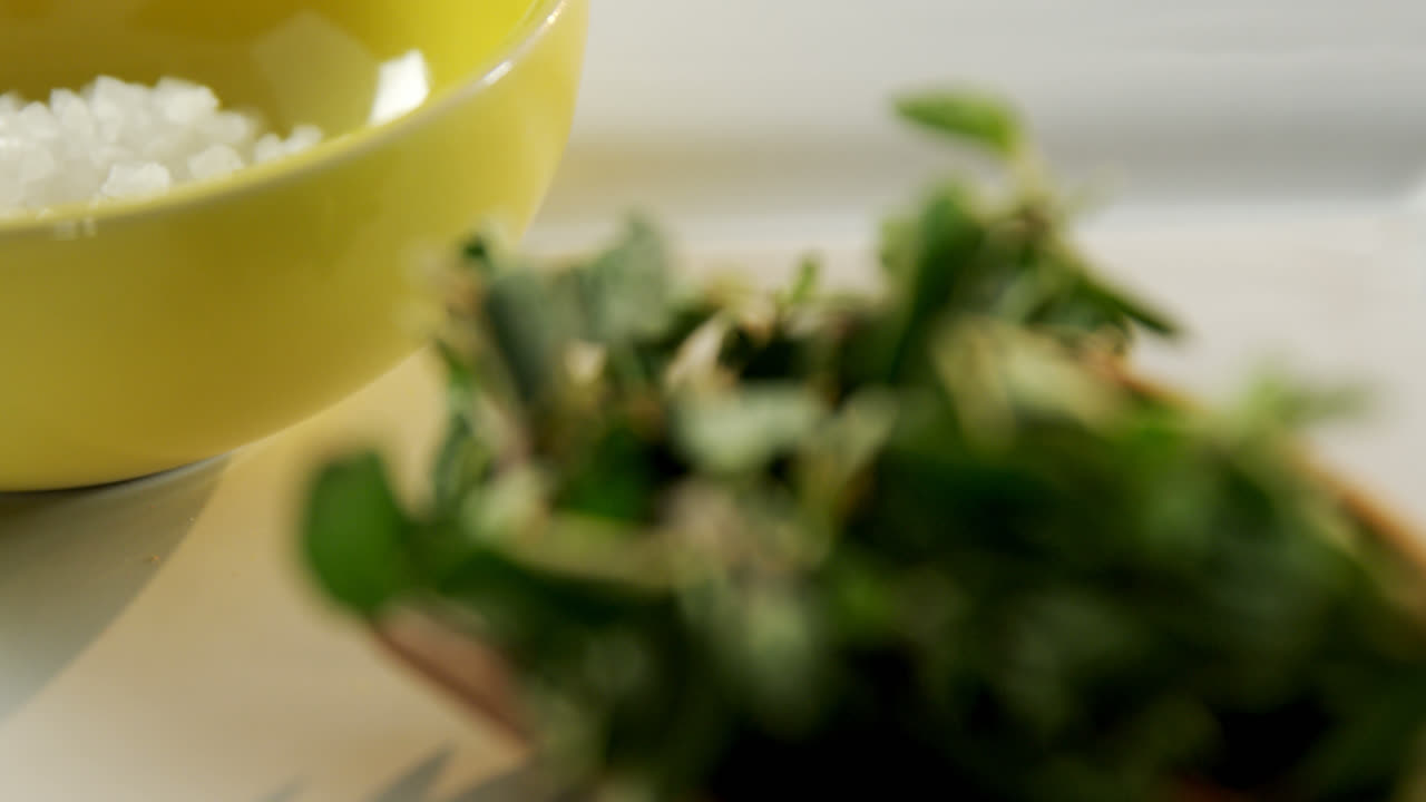 4k 트레이에 허브와 소금