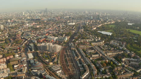 Toma-Aérea-Sobre-Las-Vías-Del-Tren-Que-Se-Dirigen-A-La-Estación-Euston-Del-Centro-De-Londres-A-Través-De-Chalk-Farm