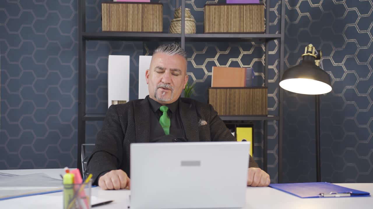 hombre de negocios en un estado cansado y lento.