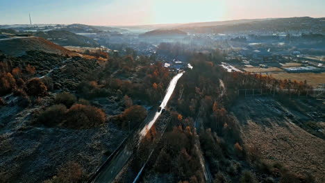 conducción de automóviles a lo largo de una carretera que muestra la luz del sol niebla distante