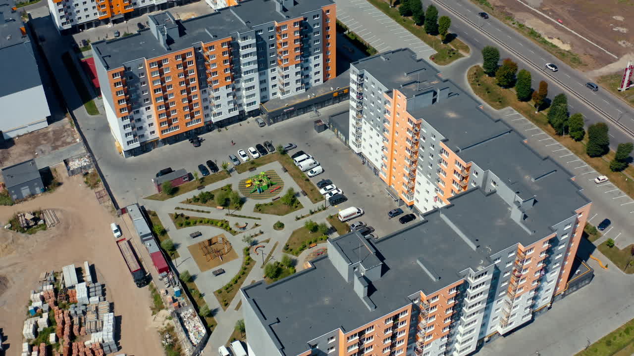 Nutidigt nyt moderne rækkehusbyggeri. Nye bolighuse i bybilledet. Arkitektur set fra luften.