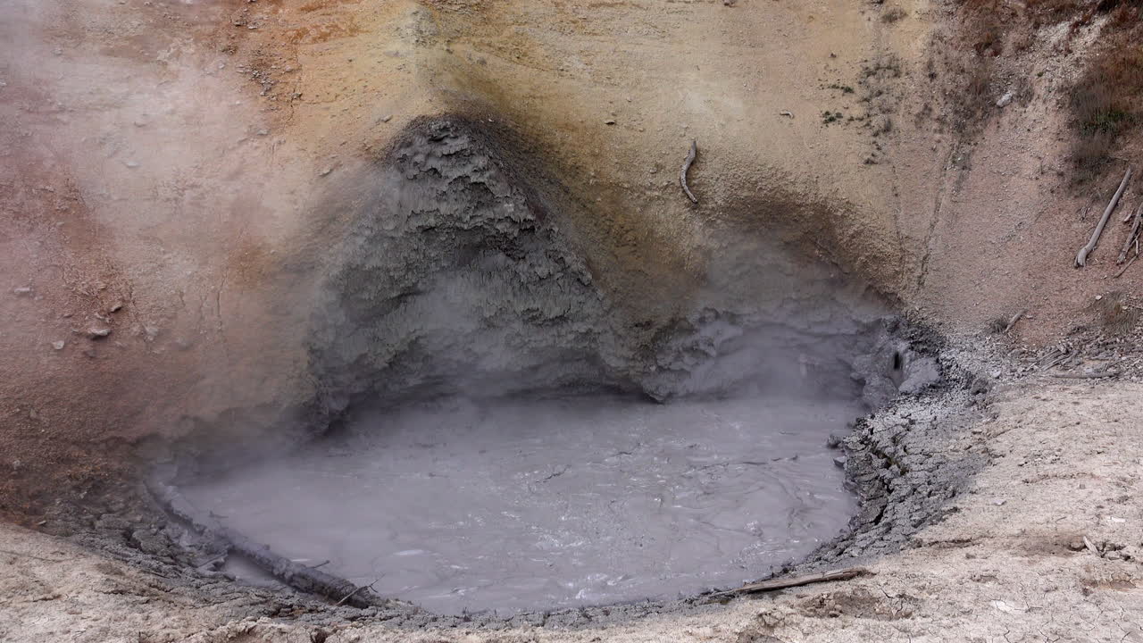la olla de barro geotérmico se vaporiza y hierve en el parque nacional de yellowstone