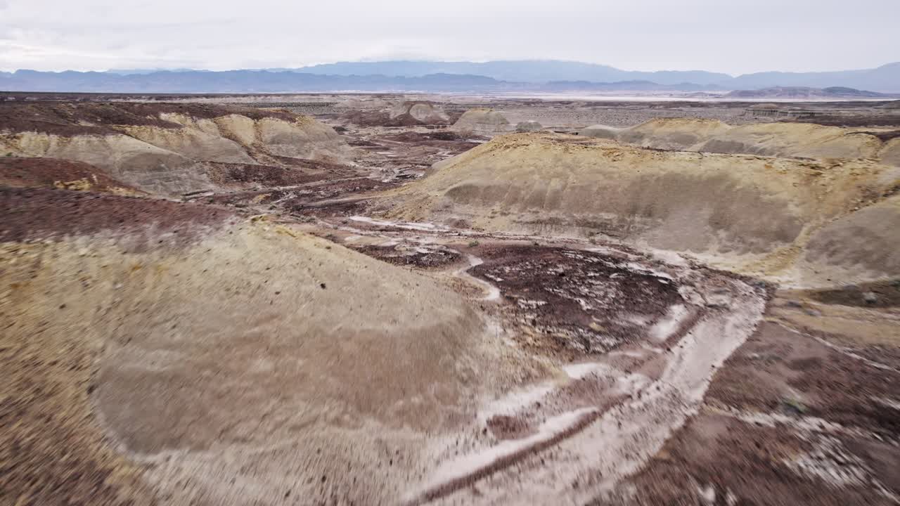 Veduta aerea con drone di un vasto paesaggio desertico roccioso in California con un terreno spettacolare