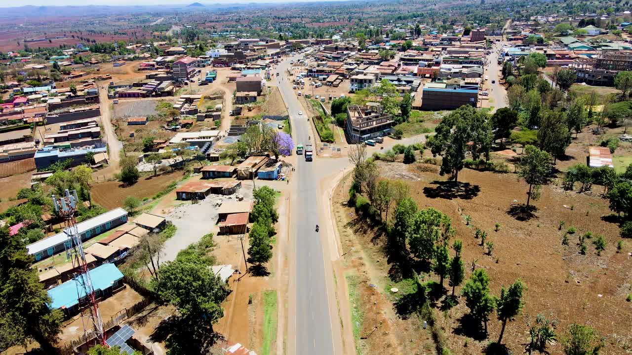 케냐의 시골 마을에서 킬리만자로가 배경입니다.