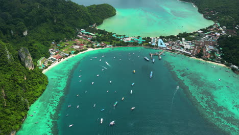 Luftaufnahme-über-Der-Berühmten-Touristischen-Bucht-In-Koh-Phi-Phi,-Thailand,-Inselpanorama