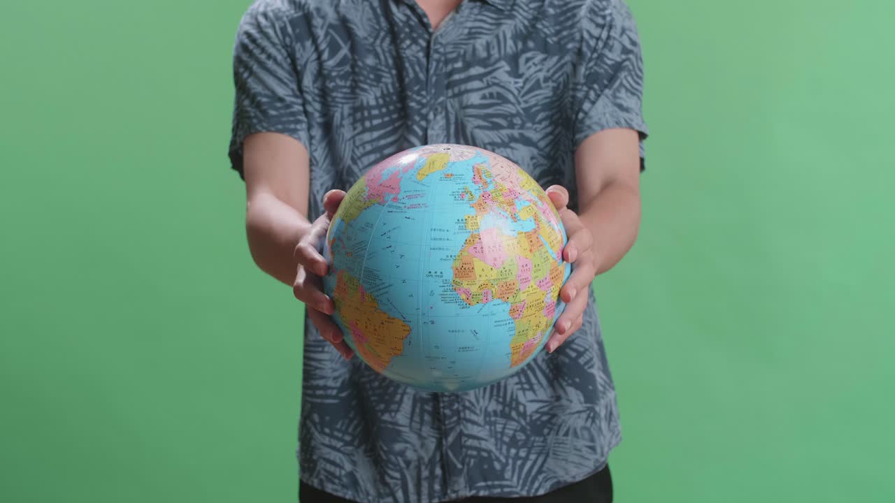 녹색 스크린 배경 앞의 사람이 세계 지구에서 카메라에 손을