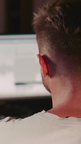 el supervisor de audio opera en la computadora en el estudio. el artista examina la pista de sonido utilizando herramientas digitales. el creador de música genera una pieza que encabeza las listas