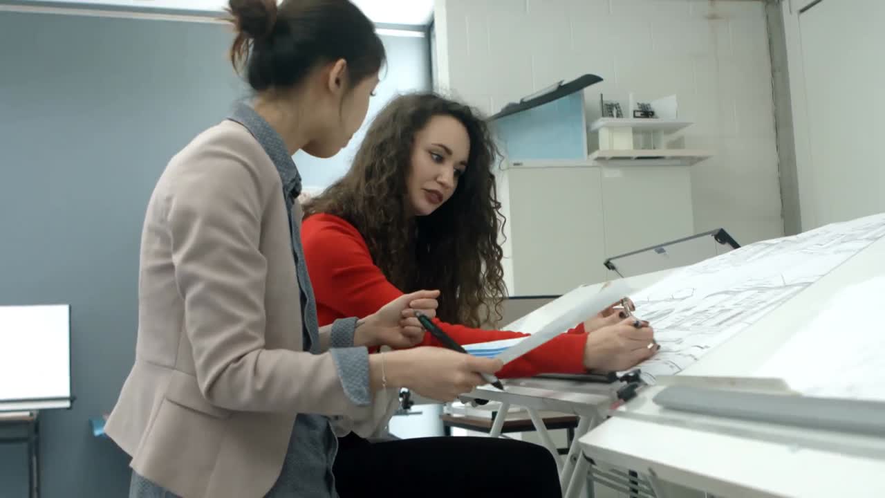 colegas discutiendo sobre el plan 4k