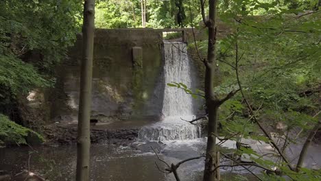 Friedlicher,-Kühler-Wald,-Spritzender-Wasserfall,-Zeitlupe,-Fließendes-Paradies,-Wildnis,-Dolly,-Rechts