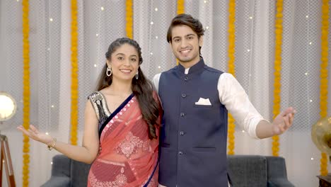 pareja india deseando feliz diwali a la cámara