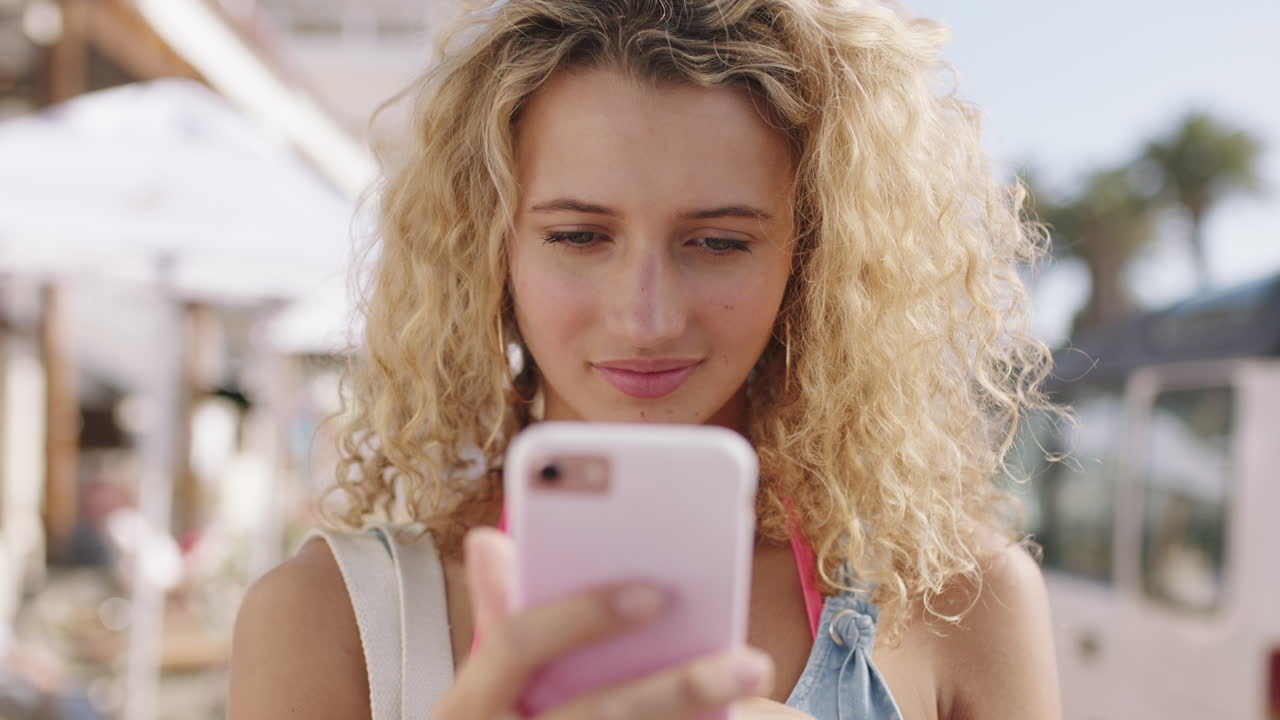Tekst, telefon og kvinde på ferie, der scroller på sociale medier