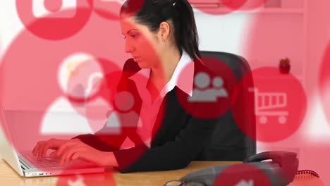 animación de iconos de compras digitales en línea sobre una mujer que usa una computadora portátil