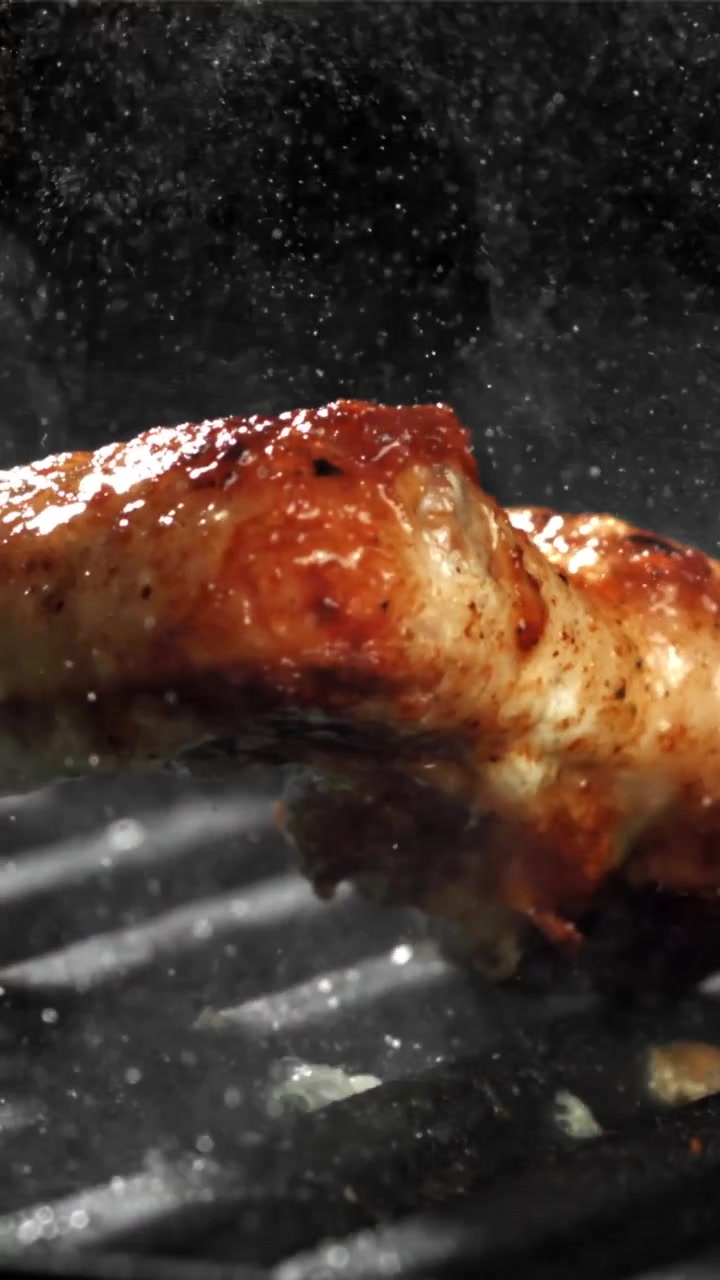Pollo dorato che griglia su un barbecue caldo