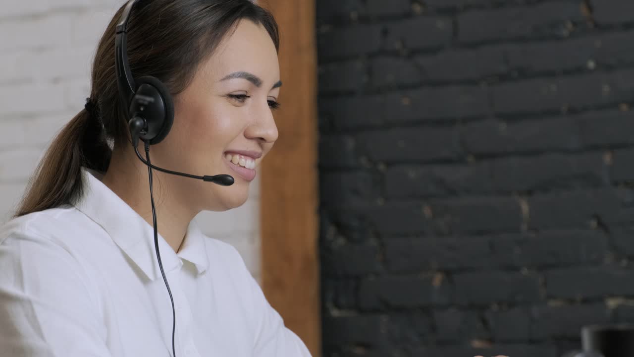mujer sonriente operadora de centro de llamadas, agente de atención al cliente usa auriculares consulta al cliente en línea escribiendo en portátil, hablando en internet, computadora, chat, operadora de línea de ayuda secretaria hace videoconferencia