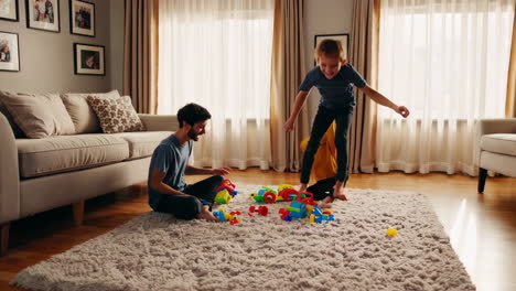 padre e hijo jugando con juguetes